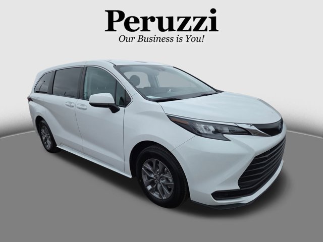 2024 Toyota Sienna LE FWD